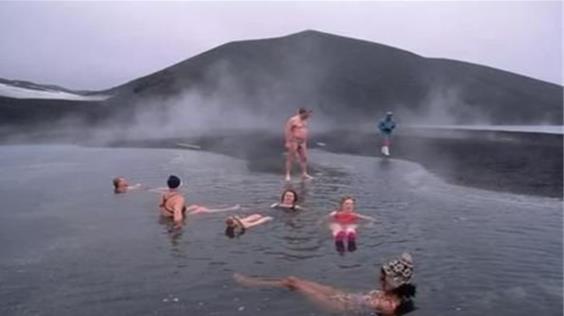 世界上最神奇溫泉 欺騙島周圍氣溫可達(dá)零下89度 游客卻排隊(duì)來泡澡
