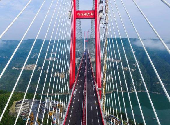 中國建造世界上最高“天空之橋” 都格北盤江大橋 高565米獲國際金獎(jiǎng)