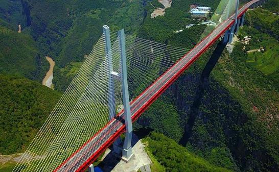 中國建造世界上最高“天空之橋” 都格北盤江大橋 高565米獲國際金獎(jiǎng)