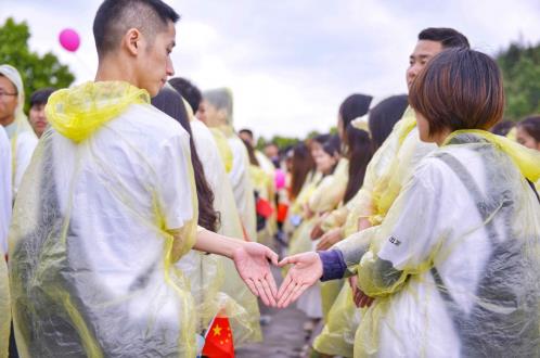 全球最長的由人組成的心形手勢長鏈記錄在云陽龍缸刷新了