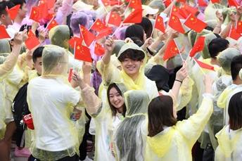 全球最長的由人組成的心形手勢長鏈記錄在云陽龍缸刷新了