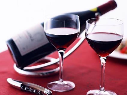葡萄酒禮儀:如何斟酒與敬酒