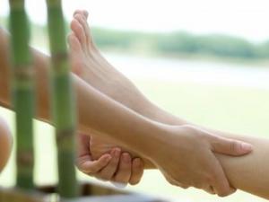 氣血不足如何調理？女性睡前泡腳搓腳梳頭可養氣血