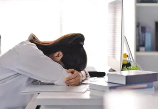 午睡睡三個小時正常嗎?年輕人正常的午睡時間一般是多久