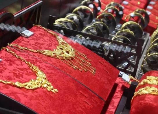 結(jié)婚三金買日常戴的還是買壓箱底的?結(jié)婚買三金好還是折現(xiàn)好