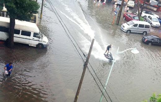 天津暴雨摩托艇:天津大暴雨街頭驚現(xiàn)摩托艇哥