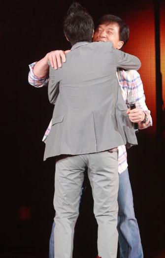 王力宏激吻成龍:王力宏演唱會激吻成龍身陷“同志門”