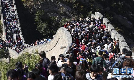 去八達嶺長城上看人海:八達嶺長城8萬游客人海照走紅網絡