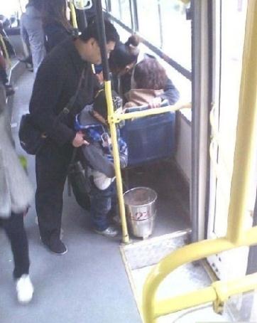 搞笑圖片：極品牛人幽默搞笑圖片，總有一張雷倒你，公交車小孩尿尿
