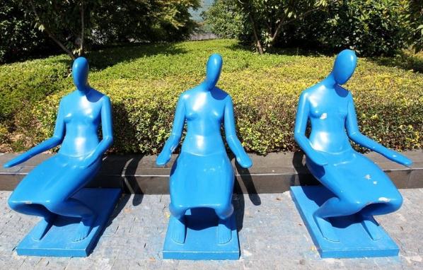 蘇州景區金雞湖畔現裸女座椅,坐
