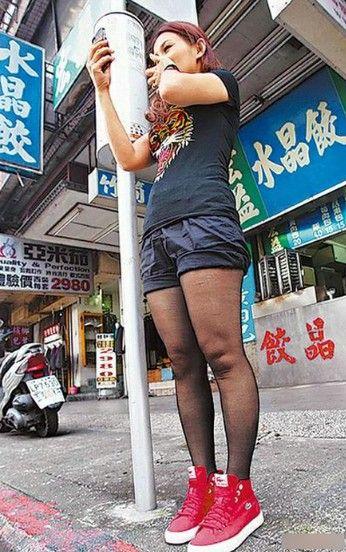 臺(tái)灣賤男子駕車尾隨熱褲絲襪女子800米手淫自慰,女子錄影取證