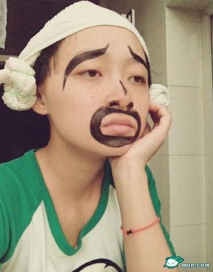 鬼臉妹子微博曬鬼臉犯二組圖走紅,早就說過不能放我一個人在宿舍