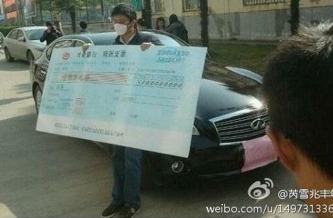 華中科技大學100萬求婚門:男子開豪車持百萬支票在華中科大求婚