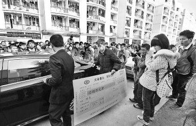華中科技大學100萬求婚門:男子開豪車持百萬支票在華中科大求婚