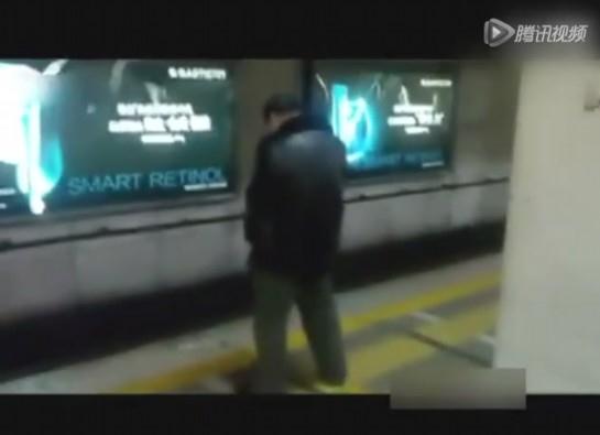 北京地鐵一號線現淡定撒尿哥,站臺淡定解手完事后淡定離開,遭網友譴責