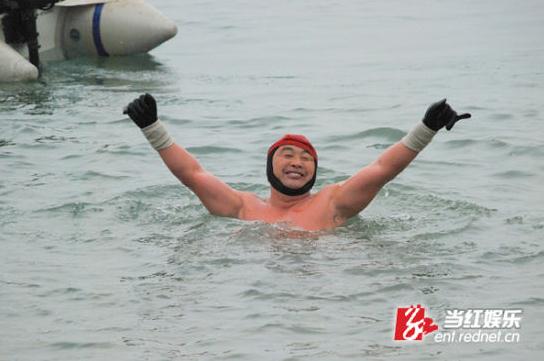 耐寒奇人長(zhǎng)沙街頭挑戰(zhàn)人類(lèi)耐寒極限,比基尼美女體驗(yàn)“冰凍”