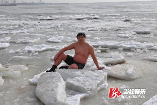 耐寒奇人長(zhǎng)沙街頭挑戰(zhàn)人類(lèi)耐寒極限,比基尼美女體驗(yàn)“冰凍”