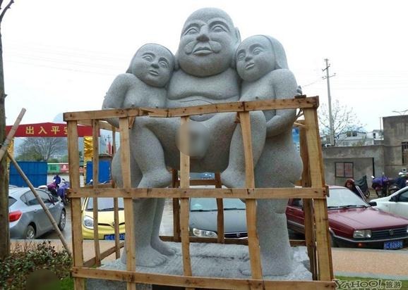 廣西桂林市中隱路的廣源國(guó)際社區(qū)擺出一個(gè)名為《扶老》的雕塑，雕塑是兩位一絲不掛的女子抱著一名男子，下面的解釋是“左為其妻子，右為其媳婦，寓意一家和睦，和諧共處，相互扶持，敬老愛老尊老”。圖為倍受網(wǎng)友們熱議的《扶老》雕塑。