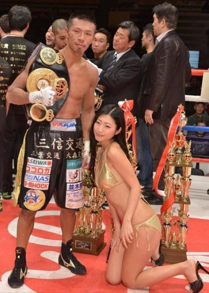 WBA量級(jí)決賽新拳王誕生,日本性感舉牌女郎跪式合影