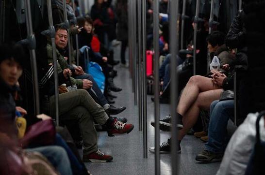 世界無褲日變內褲地鐵日，上海地鐵老外脫得只剩內褲出行羞煞旁人組圖