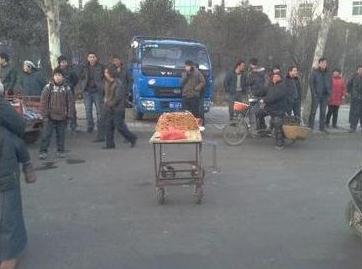 洛陽切糕黨公路攔車強賣切糕1刀下去550元,坑爹的強買強賣還要協(xié)商解決