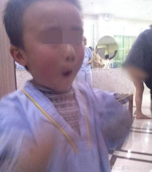 繼蘇州水霸王澡堂子美女露點門后,蘇州水霸王浴室連拍孩童賣萌照,脫褲男子露臀又不幸成為背景(圖)