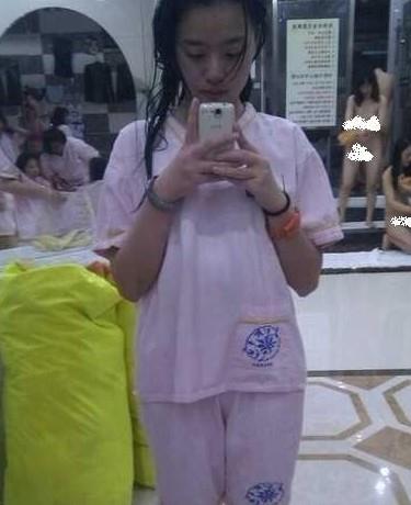 繼蘇州水霸王澡堂子女浴客全裸露點門后,蘇州水霸王浴室連拍孩童賣萌照,脫褲男子露臀又不幸成為背景(圖)