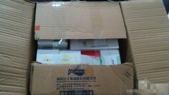 重慶一男子網(wǎng)購芝士和面粉收到1箱價值上萬元手機(jī)，后打電話給快遞員取回