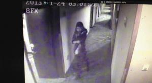 絕癥男子約女網友開房被騙,被偷包裸身出房追回,奪下對方兇器打跑4人