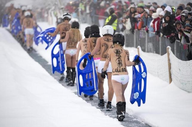 德國(guó)裸體滑雪大賽盛況:德國(guó)裸體滑雪比賽參賽者僅穿內(nèi)褲頭盔
