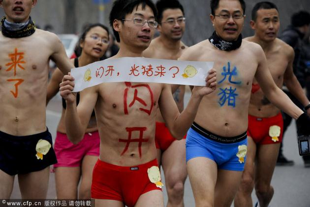 閃開,光豬來了!北京光豬節“裸跑”大軍春光大現,奇葩造型引網友爆笑