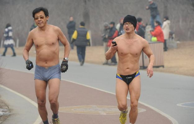 閃開，光豬來了！北京光豬節“裸跑”大軍春光大現，奇葩造型引網友爆笑