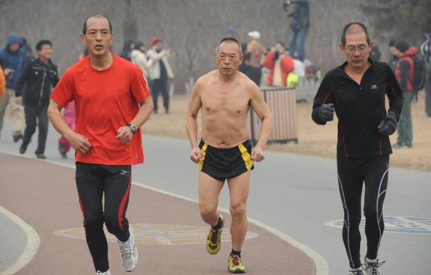 閃開，光豬來了！北京光豬節“裸跑”大軍春光大現，奇葩造型引網友爆笑