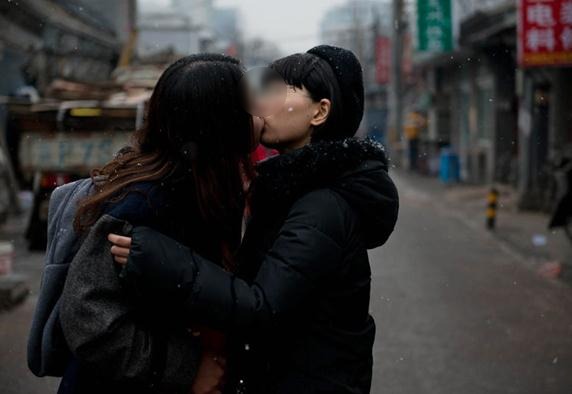 北京一對女同性戀結婚登記遭拒憤而擁吻,與著名演員濮存昕街頭交流