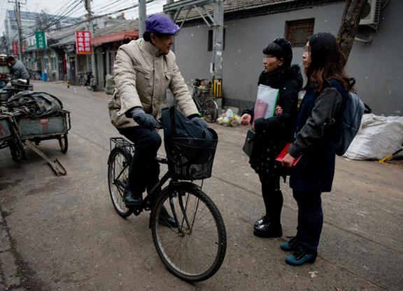 北京一對女同性戀結婚登記遭拒憤而擁吻,與著名演員濮存昕街頭交流