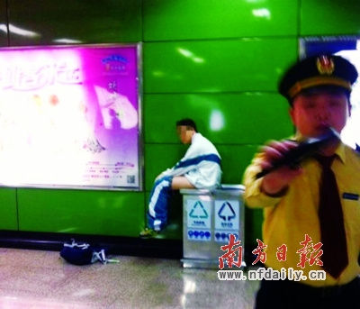 廣州地鐵再現“大便弟”,學生校服弟難忍內急找垃圾桶解決(圖),反映地鐵公共設施不完善,服務不到位。