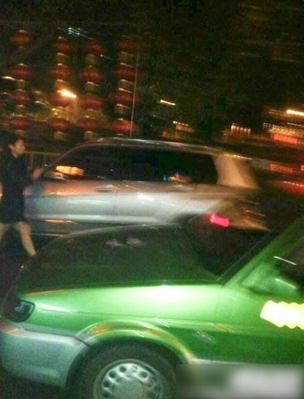 成都猛女鬧市區(qū)強(qiáng)奸過(guò)路男人,路邊野戰(zhàn)完事后提上褲子瀟灑離開