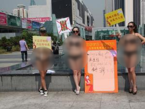 ?美女舉牌倡議母乳喂養“限購不限愛 母乳乃大愛”