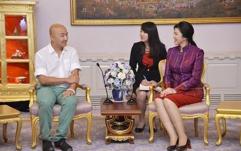 徐崢見泰總理英拉著裝被批不重禮儀,指其挽袖敞胸有損中國人國際形象