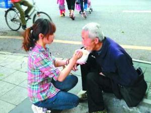 ?深圳最美90后女孩給乞丐喂飯被指是商業炒作