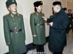 ?作家崔成浩發布金正恩摸女兵胸部照引熱議