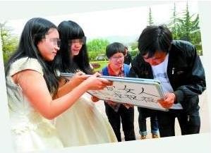 蘭州女大學生同性戀穿婚紗辦婚禮,高舉“拉拉求祝福”標語牌