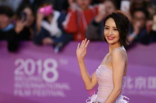 黃渤因念錯佟麗婭名字佟婭麗道歉 口誤還是玩笑?
