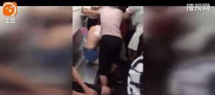 女孩因沒有讓座 差點被大媽扯下內衣 大媽如此彪悍需要讓座?