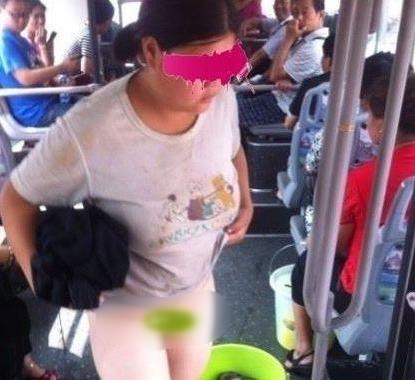 奇葩!女子公交車上內急憋不住 當眾淡定脫褲子尿尿 驚呆一車乘客