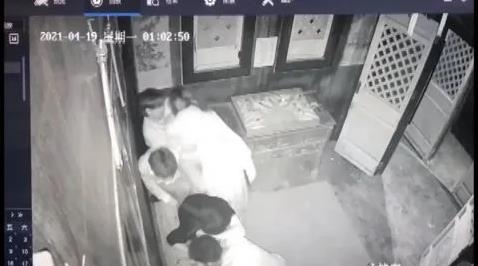 男子來(lái)南寧玩密室逃脫被“女鬼”咬了兩口 女工作人員表示是自我保護(hù)