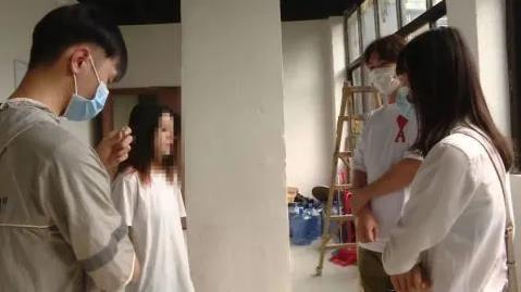 男子來(lái)南寧玩密室逃脫被“女鬼”咬了兩口 女工作人員表示是自我保護(hù)