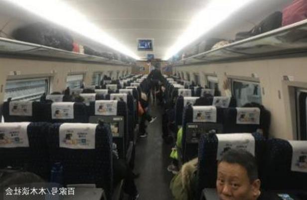 大媽高鐵午休被頭上的“腳臭”熏醒,怒找其理論,竟是兩位美女