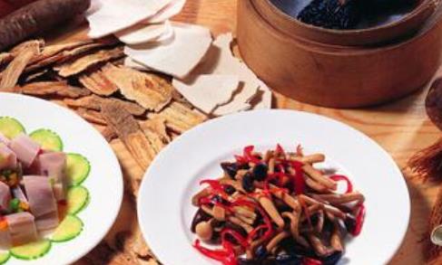 男生在青春期時(shí)長(zhǎng)青春痘很常見(jiàn) 這些日常護(hù)膚要做好