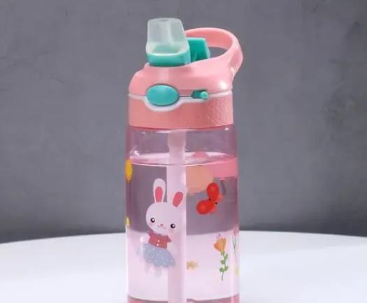 怎么教嬰兒用吸管杯?吸管杯是咬吸還是直吸?